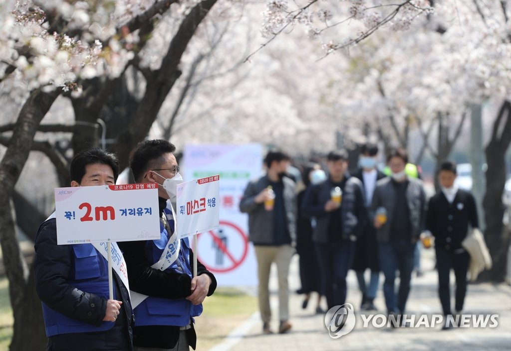 ′벚꽃 거리두기′…국회 뒤편 벚꽃길 11일까지 전면 통제