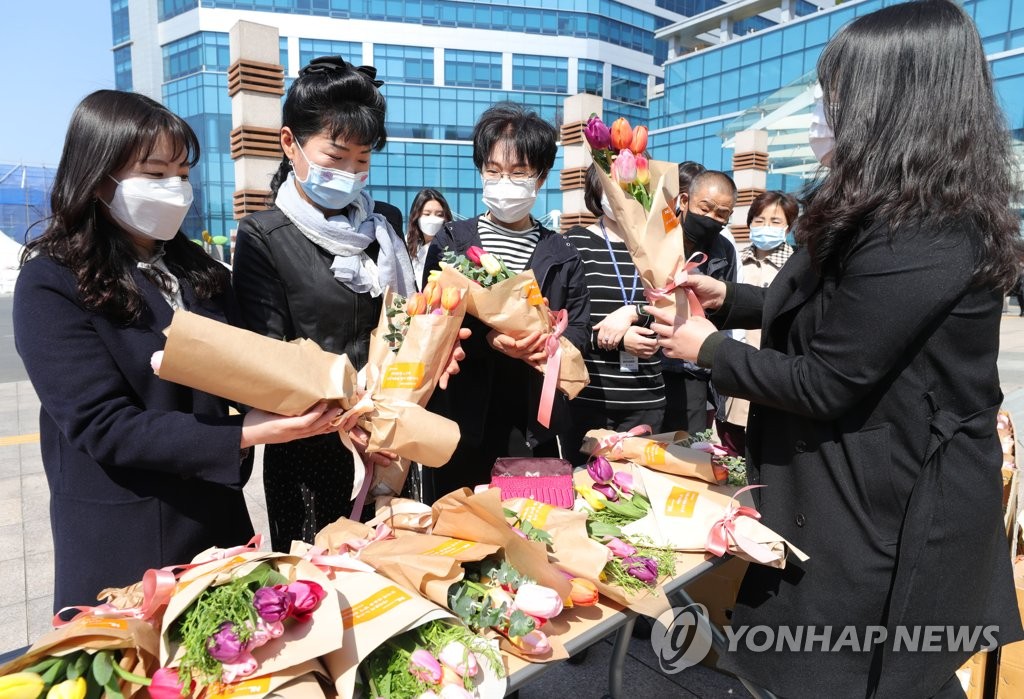 튤립 받는 서울의료원 간호사들