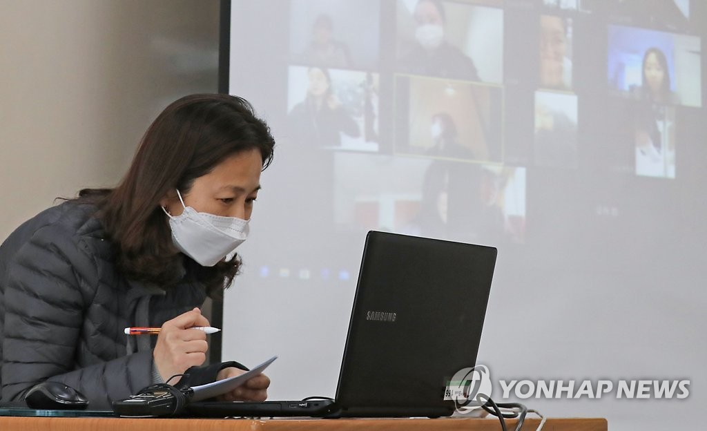 출석 체크 중인 담임선생님