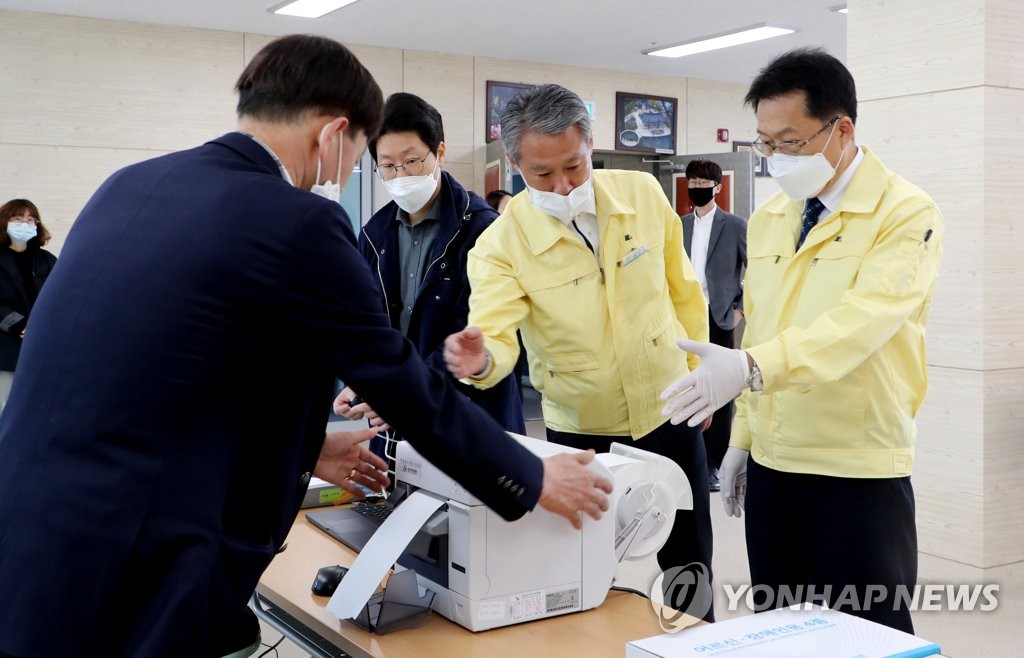 신정민 권한대행, 사진투표소 점검