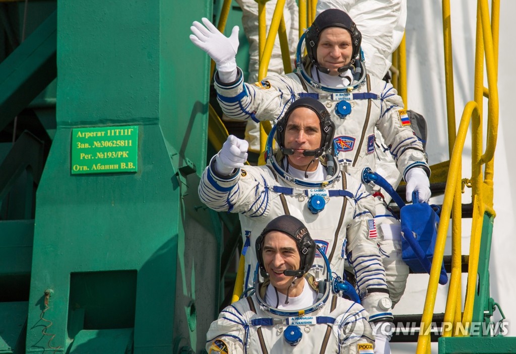 '소유스 MS-16' 우주선에 탑승하는 미·러 우주인들