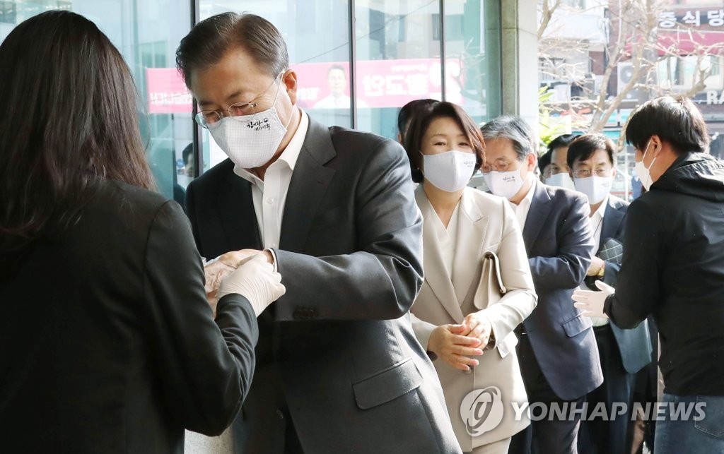 1회용 장갑 받는 문 대통령