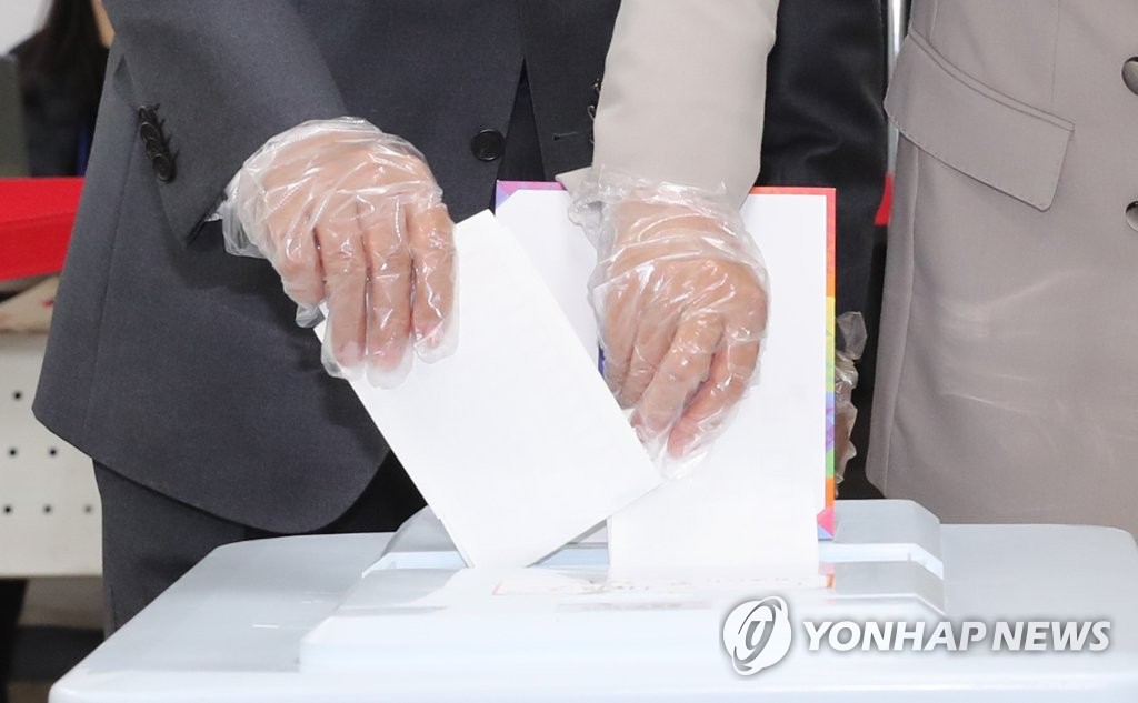 사전투표하는 문 대통령 내외