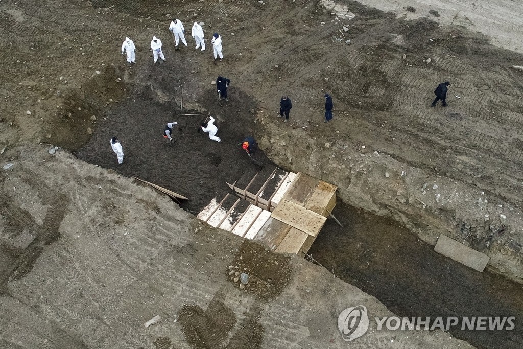 뉴욕 하트섬에 집단 매장되는 코로나19 사망자들