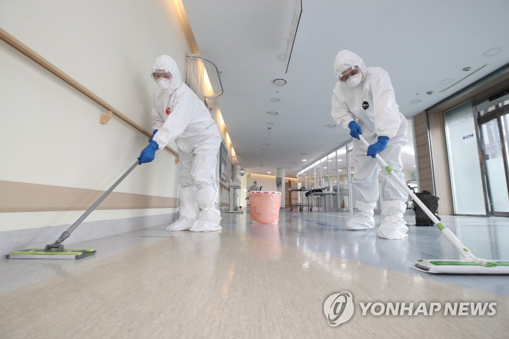 대구지역 신규 확진자 수 0명, 병실 청소하는 관계자들
