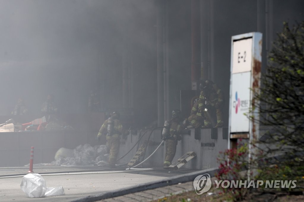 군포물류터미널 화재 진압하는 소방관들