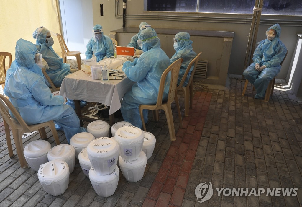 코로나19 검체 정리하는 인도 진단센터 관게자들