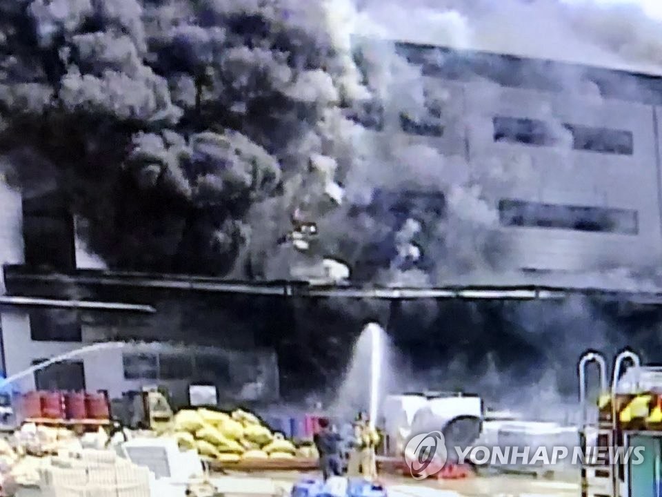 Smoke billows from a warehouse construction site in the city of Icheon, southeast of Seoul, on April 29, 2020, where a fire broke out at around 1:32 p.m. the same day. (Yonhap)