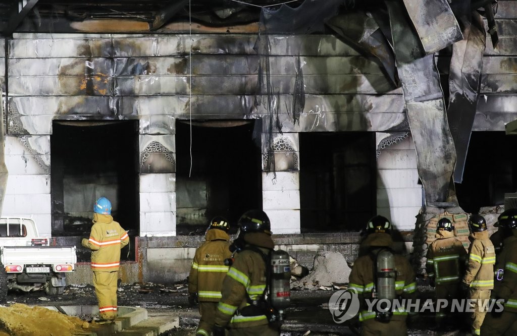 Firefighters carry out a search and rescue operation at the site of a fire that broke out at a warehouse construction site in Icheon, Gyeonggi Province, on April 29, 2020. (Yonhap)