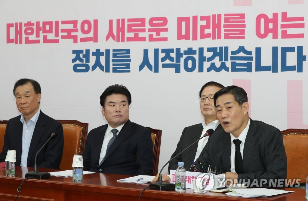 발언하는 미래한국당 신원식 당선인