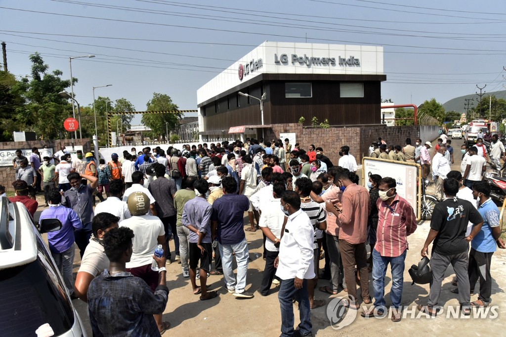 This AP photo shows people gathered in front of the LG Polymers chemical plant in Visakhapatnam in the southern Indian state of Andhra Pradesh on May 7, 2020. (Yonhap)