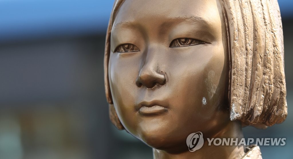 돌에 찍혀 파손된 뺨과 머리
