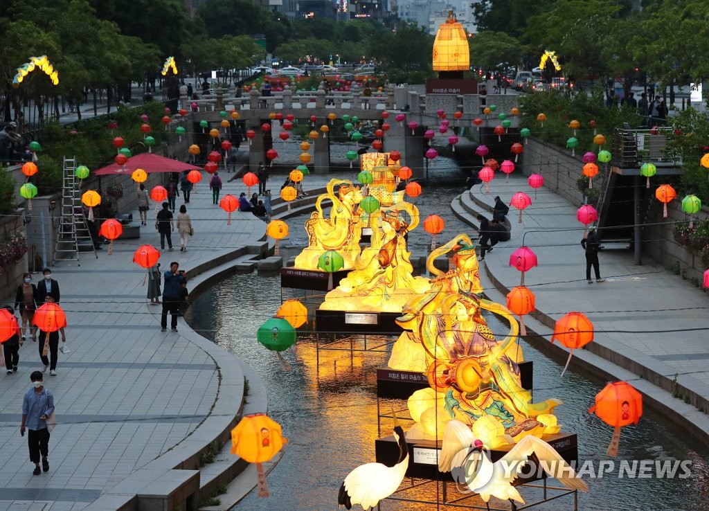 Traditional lanterns light up Cheonggye Stream Traditional lanterns light up Cheonggye Stream