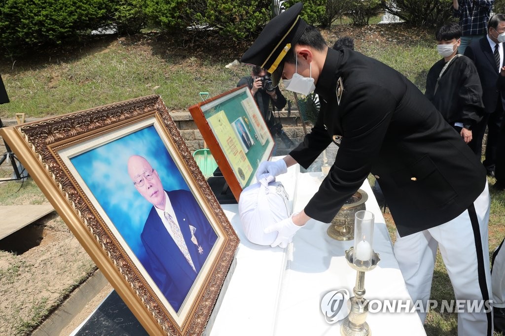 元レスラーの金一さん遺骨 国立墓地へ 元レスラーの金一さん遺骨 国立墓地へ
