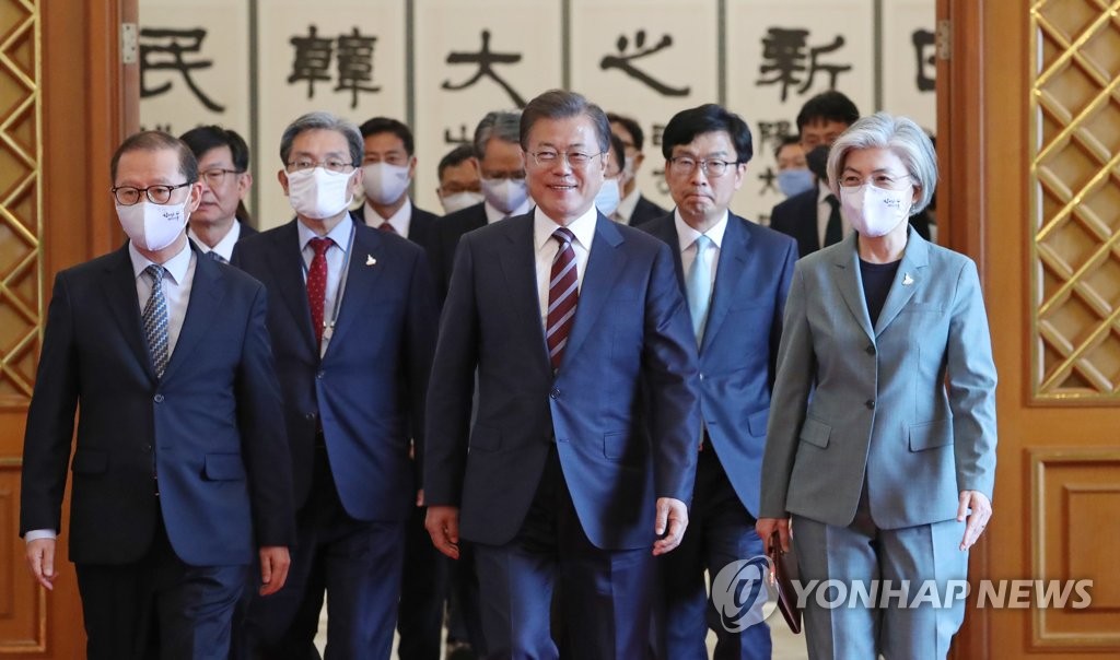 환담장으로 이동하는 문 대통령