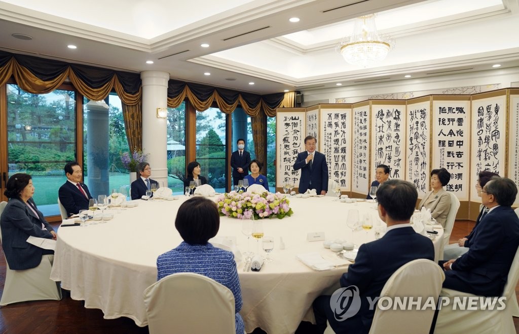 문희상 의장 초청만찬에서 인사말하는 문 대통령