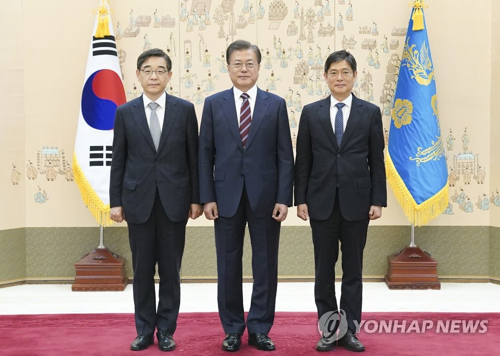 문 대통령, 이승택 신임 선관위원에게 임명장 수여