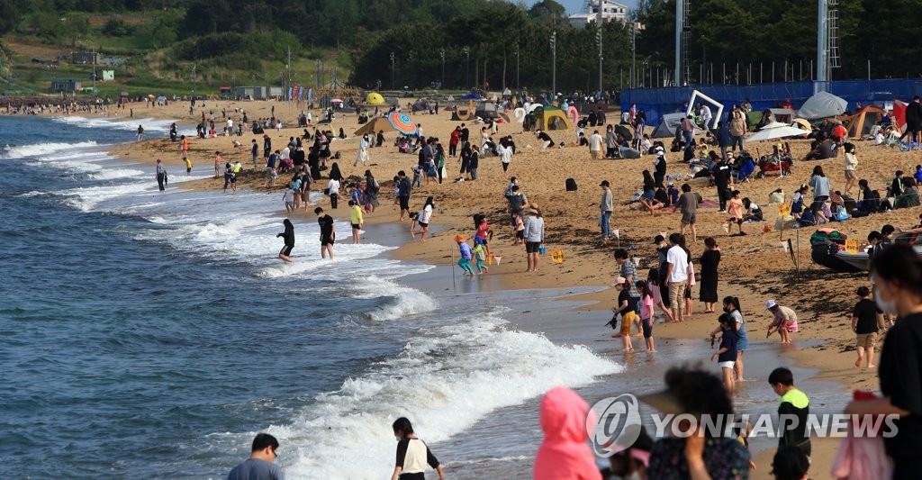 '코로나19 피해 바다로'…행락객으로 붐비는 속초해변