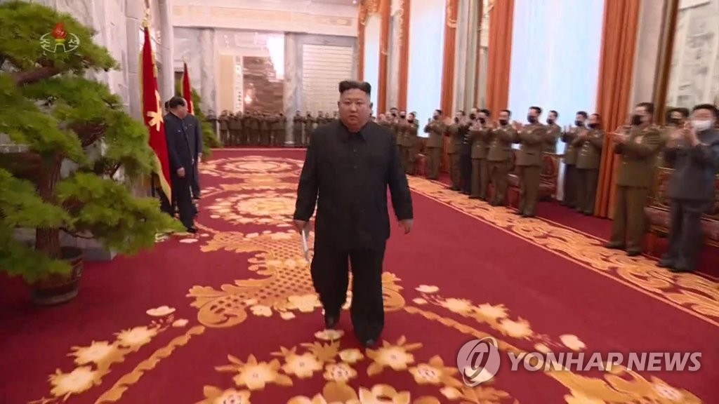 회의장 들어서는 김정은 위원장