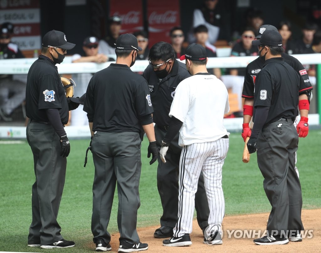 In this file photo from May 24, 2020, umpires during a Korea Baseball Organization regular season game between the LG Twins and the KT Wiz are gathered around the home plate at Jamsil Baseball Stadium in Seoul. (Yonhap)