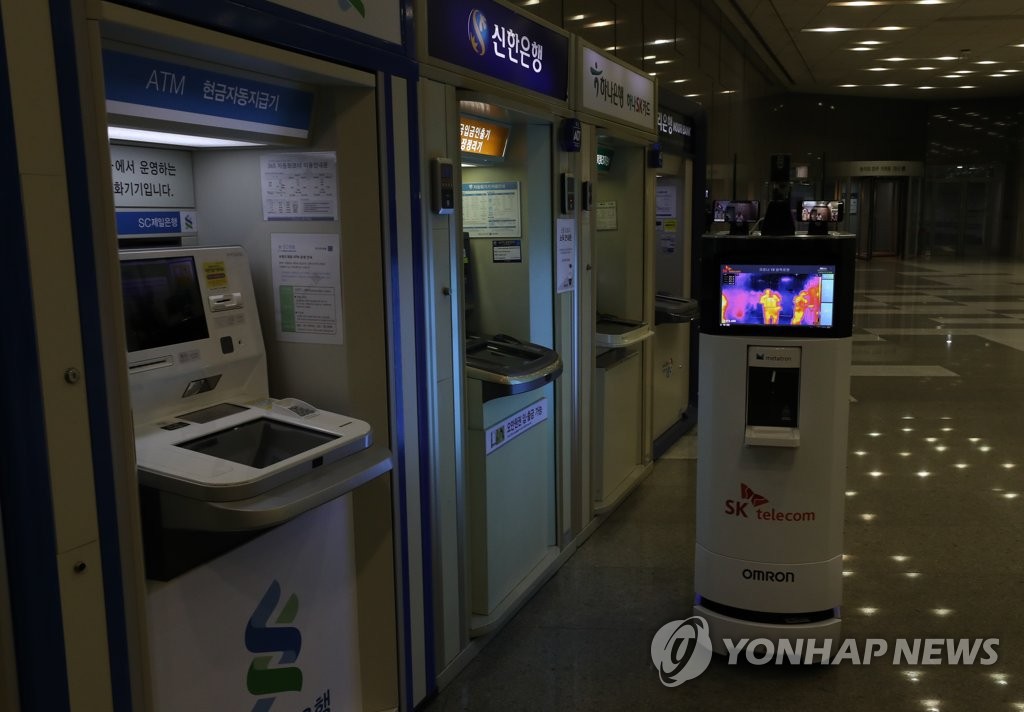 코로나19 방역로봇 '자외선 살균 중'