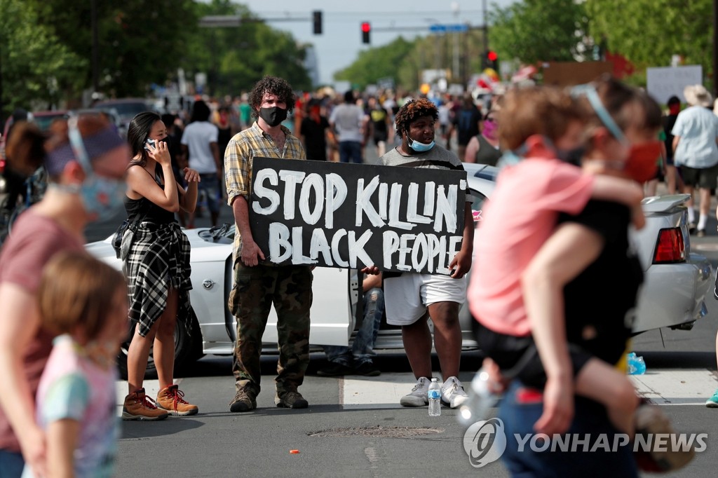 '흑인 죽이는 걸 그만둬라' 분노한 미네소타 시민들