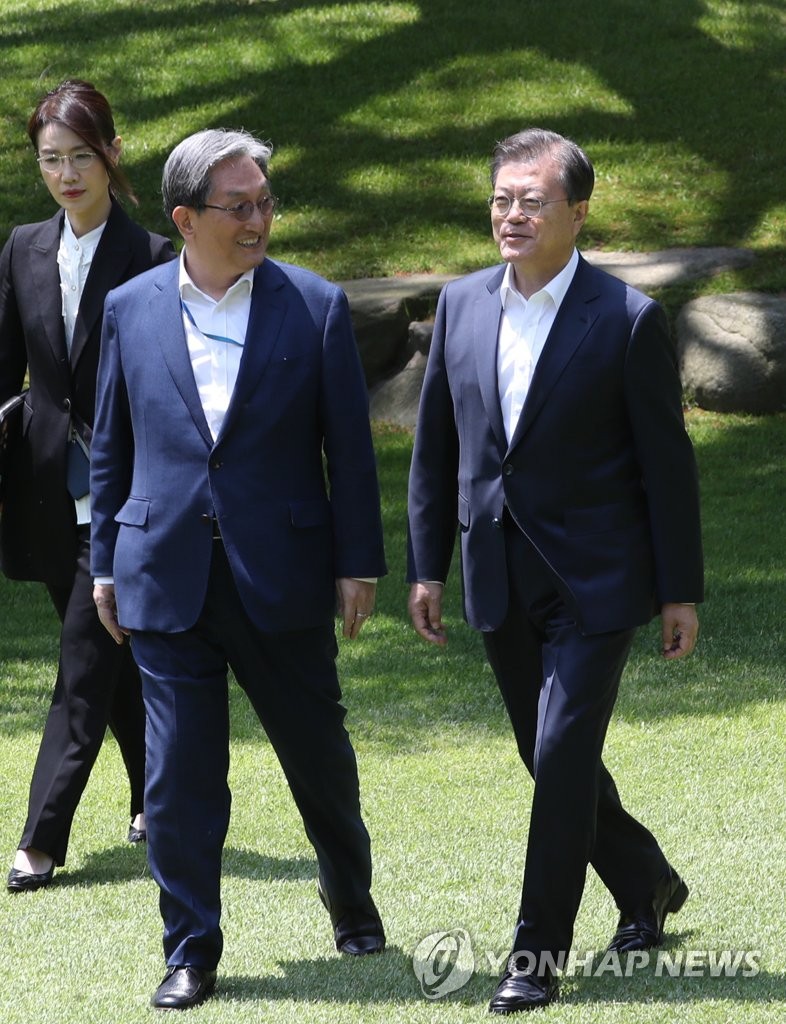 상춘재 향하는 문 대통령