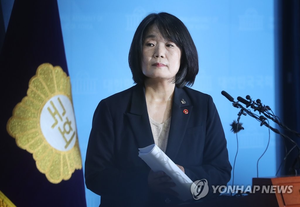 기자회견 마친 윤미향 당선인