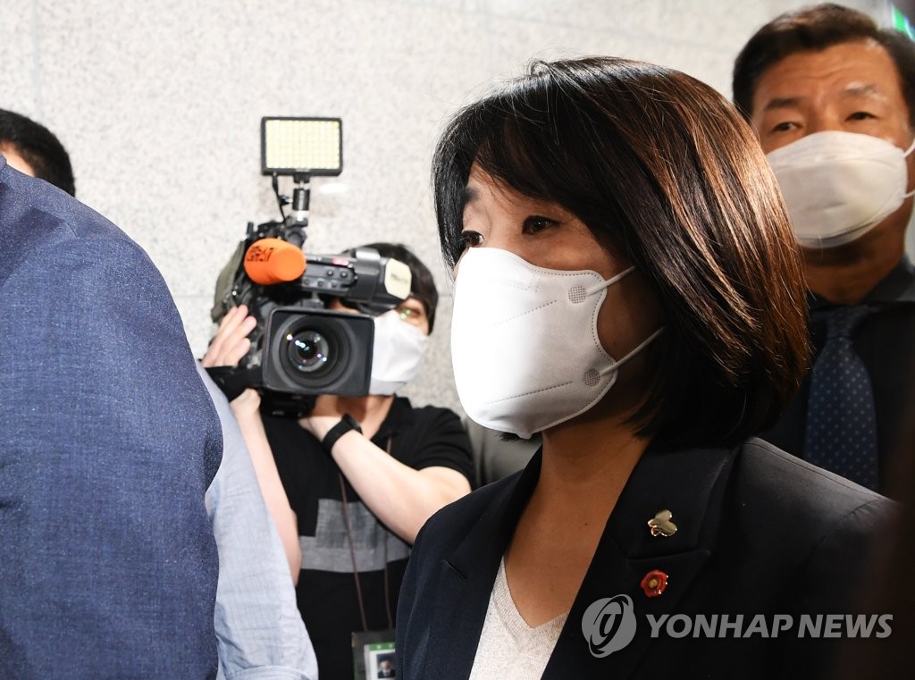 윤미향, 기자회견장으로