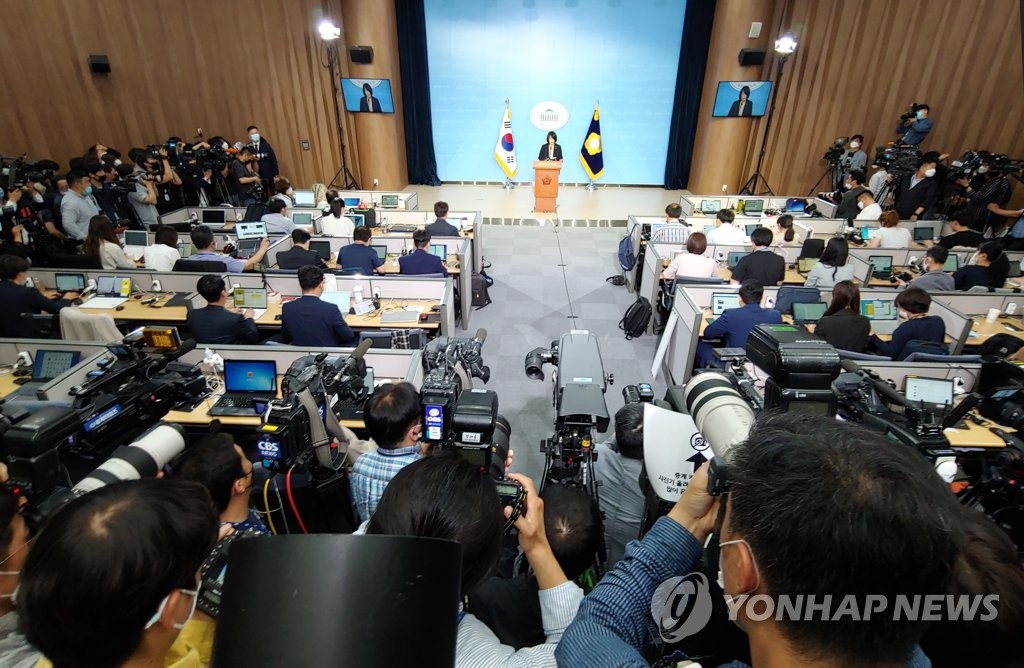 취재진으로 붐비는 국회 소통관