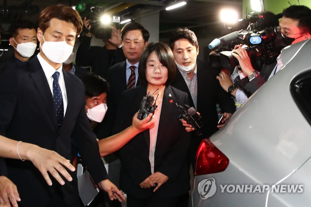 차량 탑승하는 윤미향 당선인