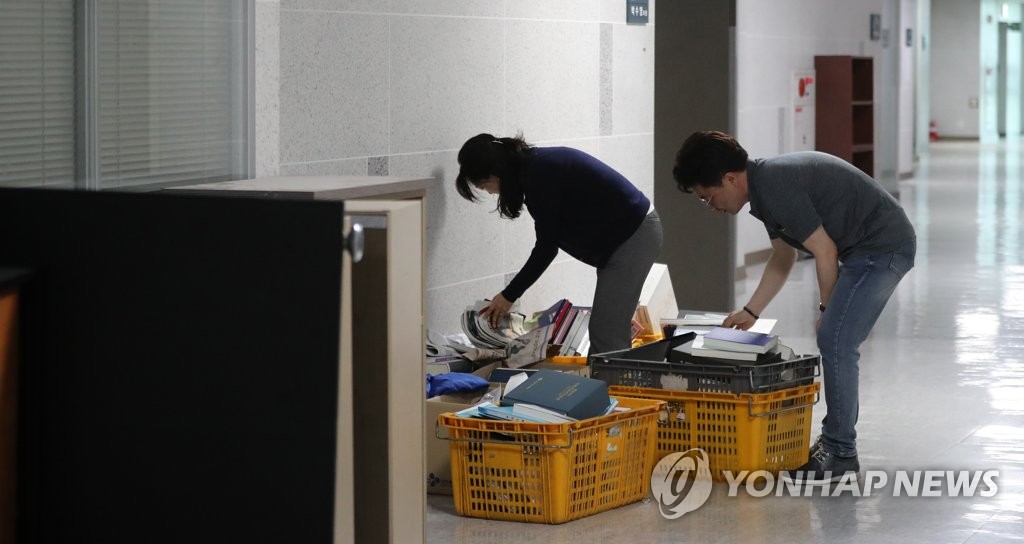 21대 임기 첫 주말, 짐 정리하는 의원실 직원들