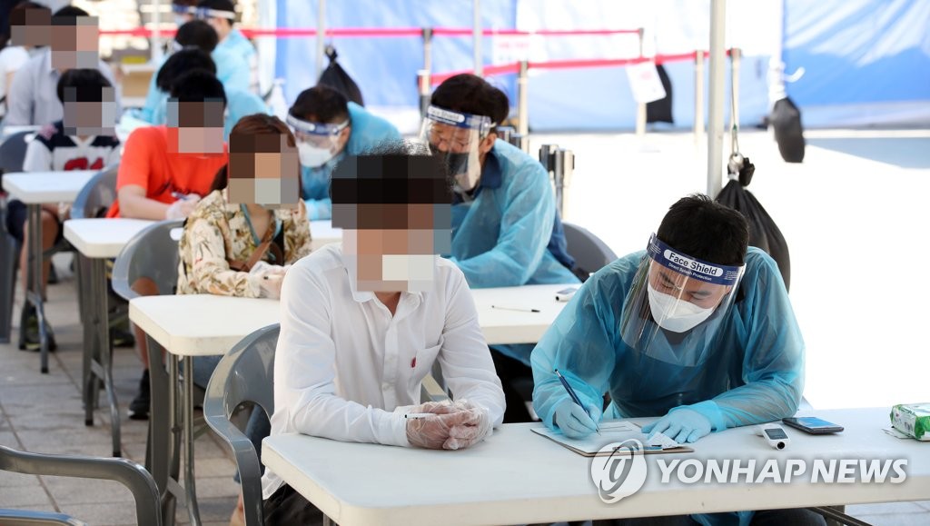 코로나19 검사 전 진료 상담하는 시민들