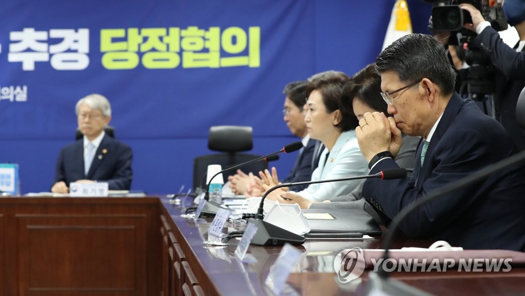 생각에 잠긴 은성수 금융위원장
