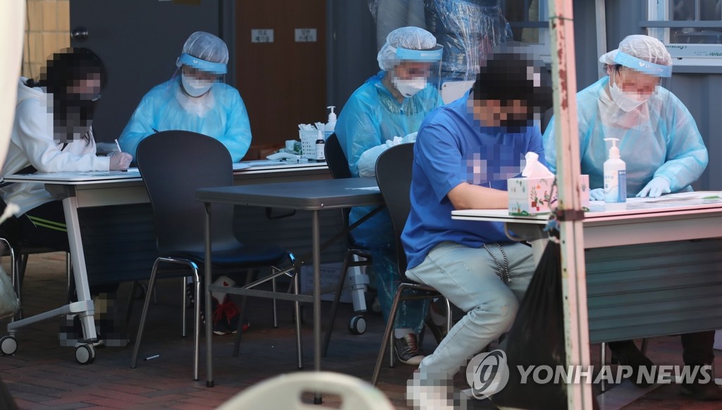 문진표 작성하는 시민들