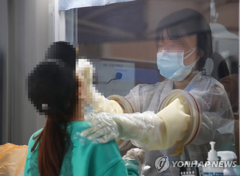 선별진료소에서 검체 채취하는 의료진