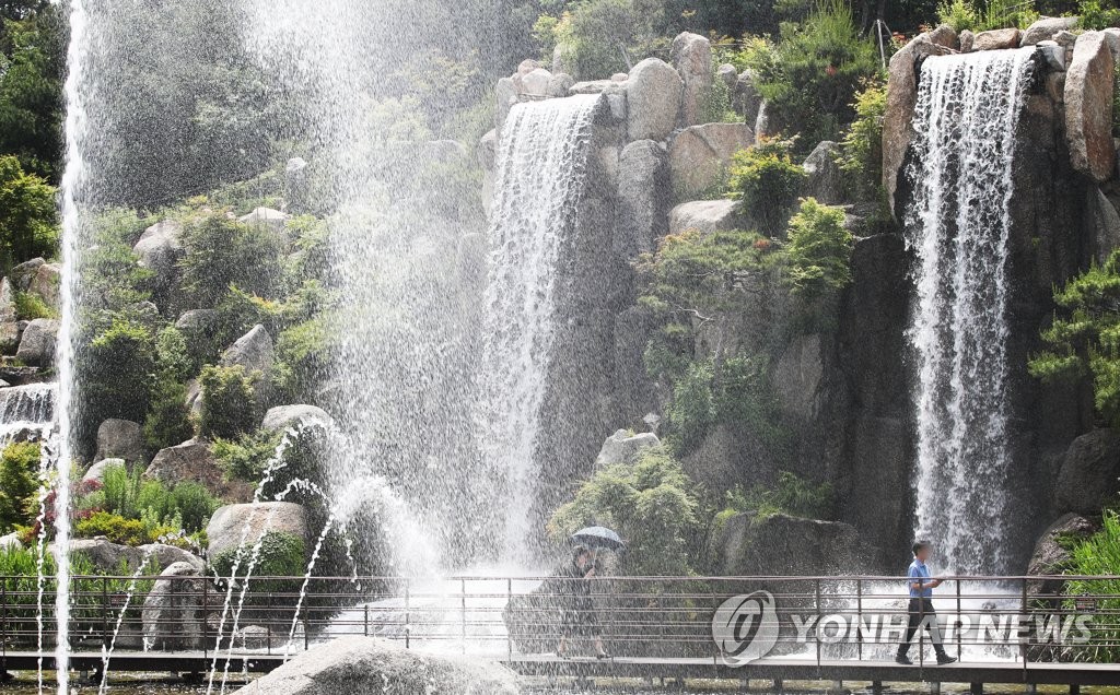 초여름 더위 식혀주는 물줄기