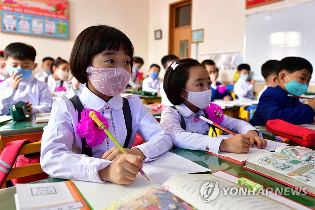 북한의 개학날, 마스크 쓰고 수업