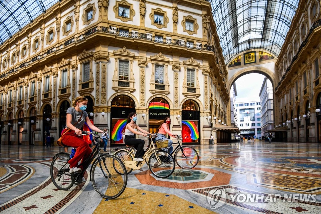 '코로나19 완화' 자전거 타는 이탈리아 시민들
