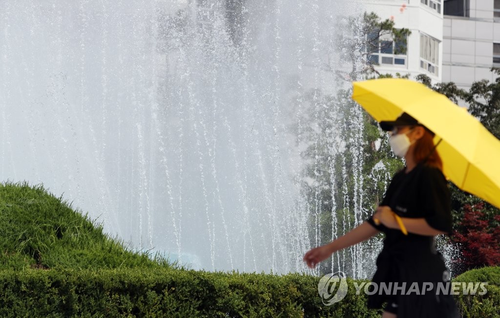 '더위 날려줄 비는 언제'