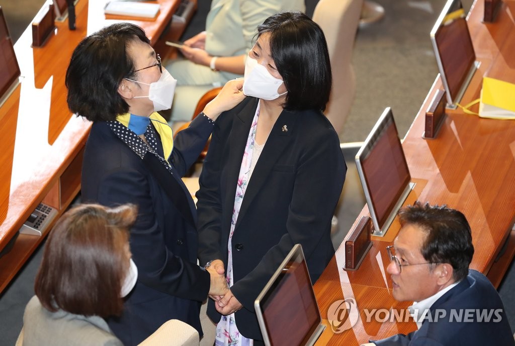 본회의 참석한 윤미향