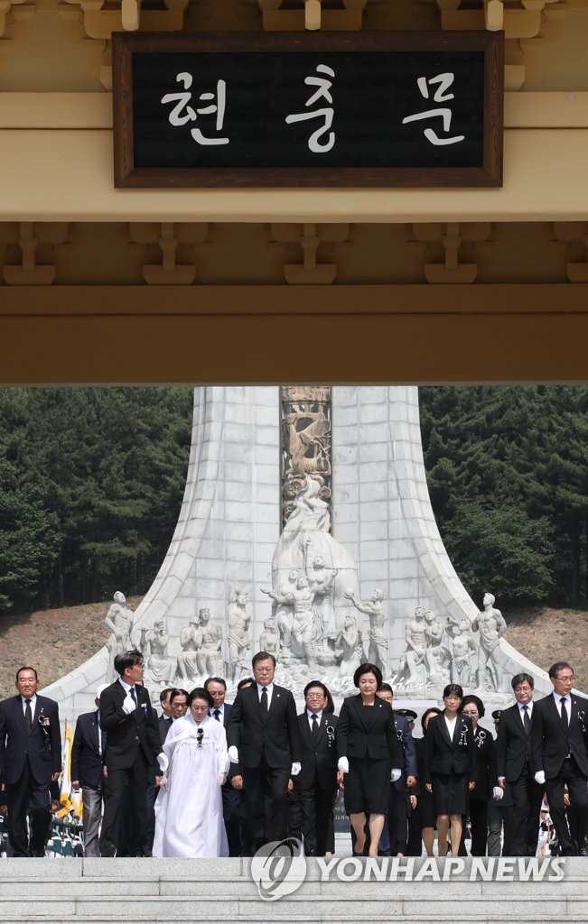 헌화 분향 마친 문 대통령 내외