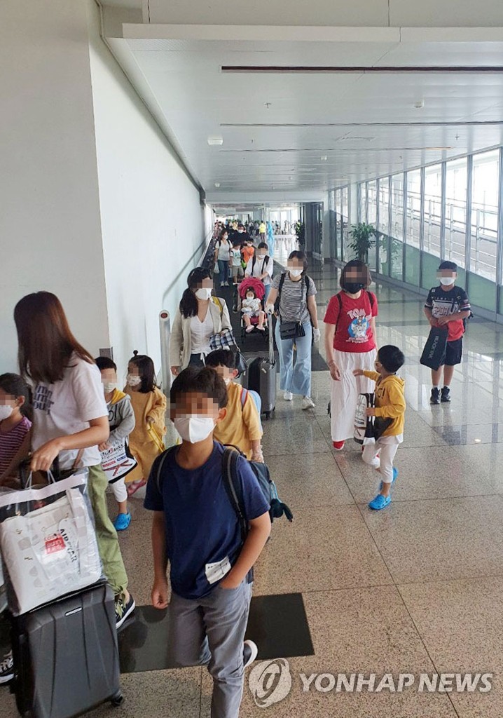 베트남 하노이 공항으로 예외 입국하는 한국 유학생들