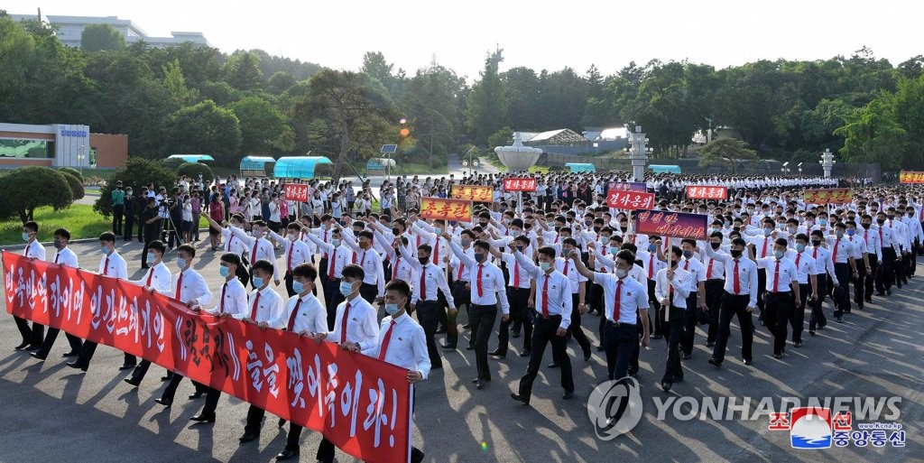북한 청년들, 탈북자 대북전단 살포 항의군중집회