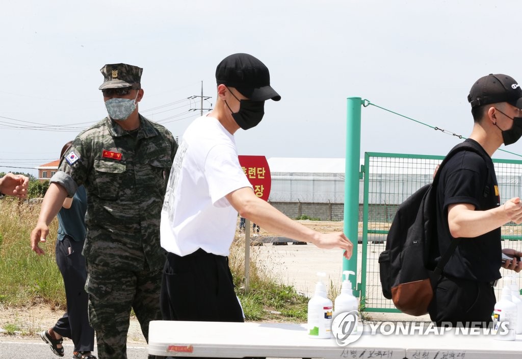 손 소독제 바르는 가수 로이킴