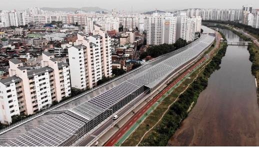서울 동부간선도로 방음터널의 태양광 패널