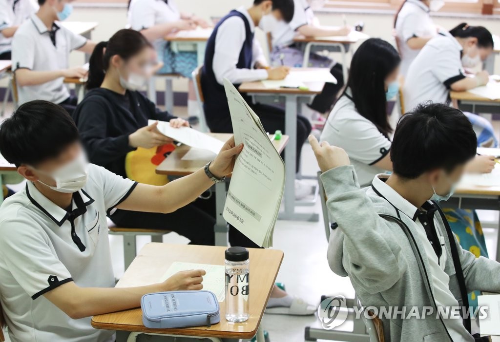 수능 모의평가 치르는 고3