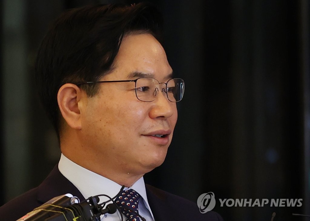 질문 답하는 김창룡 부산지방경찰청장