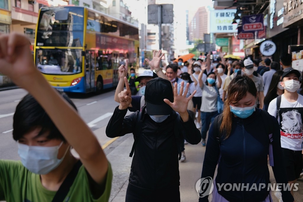 (홍콩 로이터=연합뉴스) 홍콩 시민들이 28일 보안법 통과를 앞두고 이에 항의하는 침묵의 행진을 벌이며 정부측에 대한 '5대 요구 조건'을 가리키는 의미로 다섯 손가락을 세우고 있다.