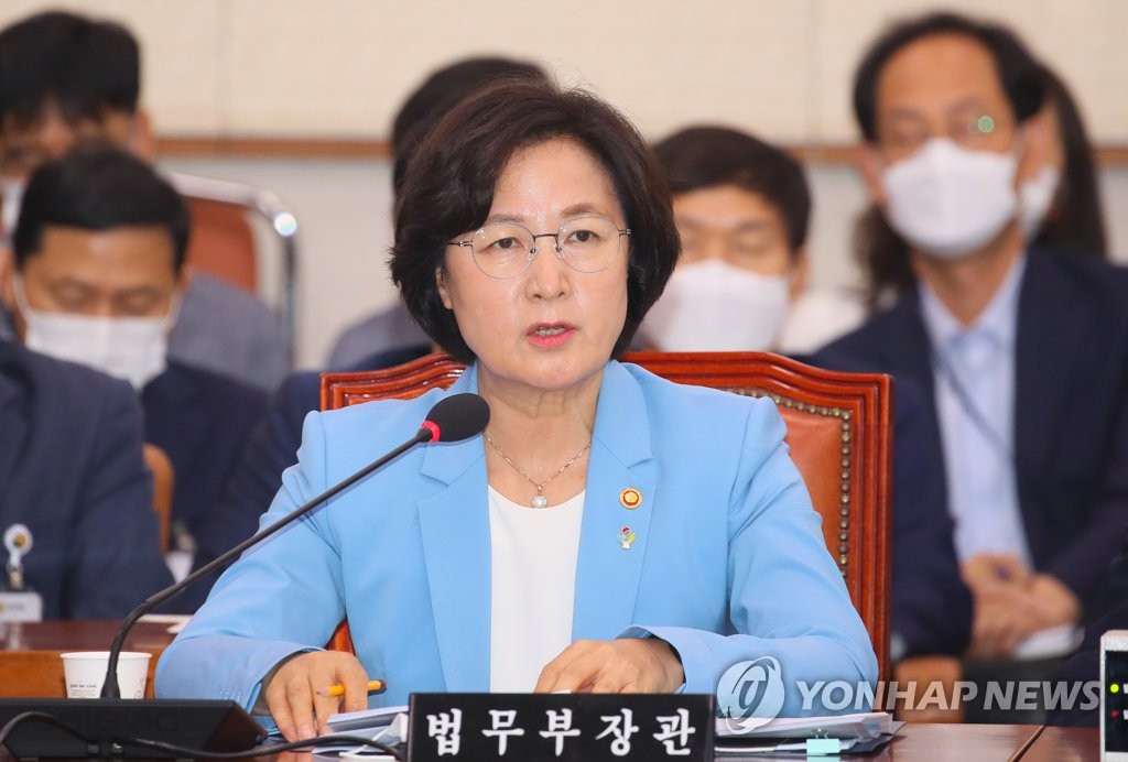 답변하는 추미애 장관